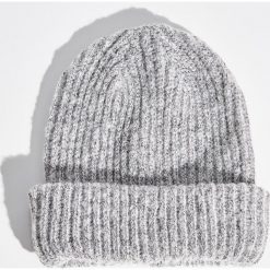 Czapka beanie - Jasny szar. Szare czapki zimowe damskie Sinsay. Za 19,99 zł.