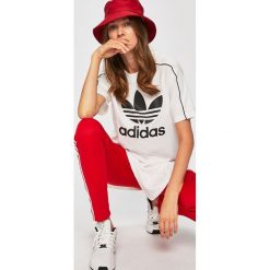 Adidas Originals - T-shirt. Białe topy damskie adidas Originals, z nadrukiem, z bawełny, z okrągłym kołnierzem. Za 119,90 zł.