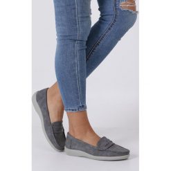 Szare Mokasyny Z Ozdobnym Paskiem Casu T19X2/g. Szare półbuty damskie Casu, bez wzorów, bez obcasa, bez zapięcia. W wyprzedaży za 49,99 zł.