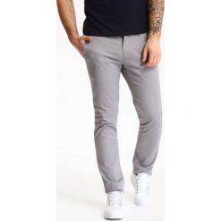Spodnie męskie typu chino o regularnym kroju. Szare spodnie męskie Top Secret, na co dzień, m, bez wzorów, z bawełny, eleganckie. Za 89,99 zł.