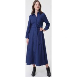 Ciemnoniebieska Sukienka Rapunzel. Sukienki damskie Born2be, s, w paski, z tkaniny, eleganckie, z klasycznym kołnierzykiem, bez rękawów, długie, maxi, koszulowe. Za 79,99 zł.
