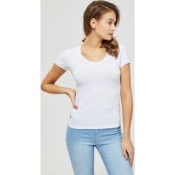 Bluzka basic. Białe bluzki damskie Moodo, m, bez wzorów, z elastanu, z okrągłym kołnierzem, z krótkim rękawem. Za 19,99 zł.