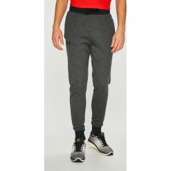 Under Armour - Spodnie. Spodnie męskie Under Armour. W wyprzedaży za 219,90 zł.