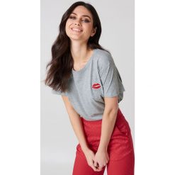 T-shirty damskie: Kristin Sundberg for NA-KD T-shirt Red Lips – Grey