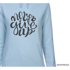 Bluza damska. NEVER GIVE UP. Niebieskie bluzy damskie Pakamera, z nadrukiem, bez rękawów, z kapturem. Za 119,00 zł.