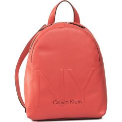 Plecak CALVIN KLEIN - Ny Shaped Backpack Sm K60K606491 XA4. Pomarańczowe plecaki damskie Calvin Klein, bez wzorów, ze skóry ekologicznej, eleganckie, bez dodatków. Za 649,00 zł.