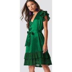 NA-KD Party Sukienka z brokatowymi falbankami - Green. Zielone sukienki damskie marki NA-KD Party, na imprezę, w paski, z tkaniny, z falbankami, bez rękawów, mini. Za 141,95 zł.