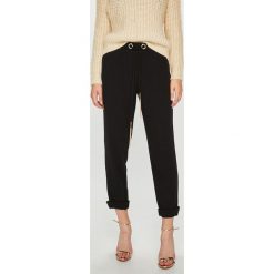 Guess Jeans - Spodnie Sofia. Czarne jeansy damskie Guess Jeans, s, z aplikacjami, z elastanu, casualowe. W wyprzedaży za 319,90 zł.