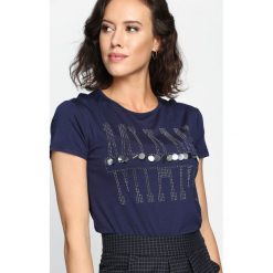 Granatowy T-shirt Sweet Promises. Niebieskie bluzki z odkrytymi ramionami marki Born2be, m, z nadrukiem, z okrągłym kołnierzem, z krótkim rękawem. Za 29,99 zł.