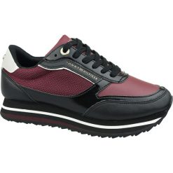 Tommy Hilfiger Tommy Retro Branded Sneaker FW0FW04305-GBY. Czerwone półbuty damskie TOMMY HILFIGER, bez wzorów, ze skóry, retro, bez obcasa, bez zapięcia. W wyprzedaży za 419,99 zł.