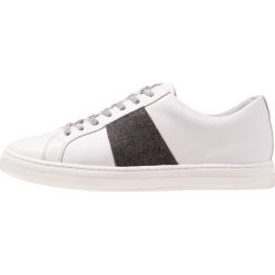 Kenneth Cole New York COLVIN Sneakersy niskie white. Białe sneakersy męskie marki Kenneth Cole New York, bez wzorów, ze skóry, bez zapięcia. W wyprzedaży za 407,40 zł.