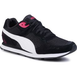 Sneakersy PUMA - Vista 369365 12 Puma Black/Puma White. Czarne półbuty damskie Puma, bez wzorów, z zamszu, bez obcasa, bez zapięcia. W wyprzedaży za 189,99 zł.