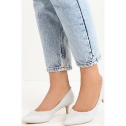 Jasnoszare Czółenka Just Dance. Szare buty ślubne damskie Born2be, z materiału, z otwartym noskiem, na obcasie. Za 49,99 zł.