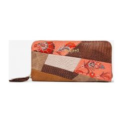 Desigual Japan Patch Portfel Czerwony Pomarańczowy Wielokolorowy. Czerwone portfele damskie Desigual, bez wzorów, z materiału. Za 268,95 zł.