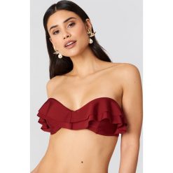 Hannalicious x NA-KD Góra bikini z podwójną falbaną - Red. Czerwone bikini marki Hannalicious x NA-KD. W wyprzedaży za 30,29 zł.