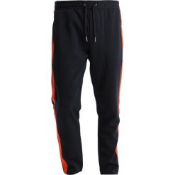 Chinosy męskie: We are Cph JANZIK TAPE PANTS Spodnie materiałowe navy