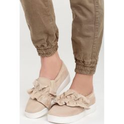 Beżowe Slip On Hux. Brązowe tenisówki damskie Born2be, z materiału. Za 49,99 zł.