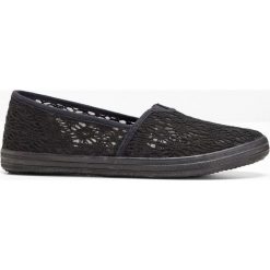 Buty wsuwane bonprix czarny. Czarne baleriny damskie bonprix, w koronkowe wzory, z koronki, bez obcasa. Za 74,99 zł.