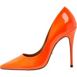 L'INTERVALLE TEEVA Szpilki neon orange. Pomarańczowe czółenka damskie marki L'INTERVALLE, bez wzorów, ze skóry ekologicznej, klasyczne, bez obcasa, na szpilce, bez zapięcia. Za 419,00 zł.