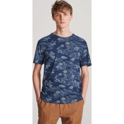 T-shirt z nadrukiem na całości - Granatowy. Niebieskie t-shirty męskie Reserved, s, z nadrukiem, bez kołnierzyka. Za 39,99 zł.
