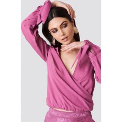 NA-KD Kopertowy top z wiązaniami na rękawach - Pink. Różowe topy damskie NA-KD, bez wzorów, z poliesteru, bez kołnierzyka. W wyprzedaży za 24,28 zł.