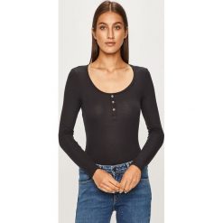 Only - Longsleeve. Białe bluzki damskie ONLY, s, bez wzorów, z elastanu, casualowe, z okrągłym kołnierzem. W wyprzedaży za 49,90 zł.