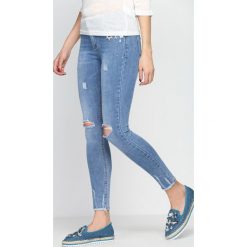 Niebieskie Jeansy Run To You Now. Niebieskie jeansy damskie z dziurami Born2be. Za 99,99 zł.