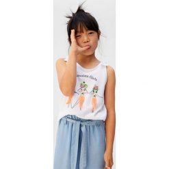 Mango Kids - Top dziecięcy Haw 110-152 cm. Białe bluzki dziewczęce Mango Kids, z nadrukiem, z bawełny, z okrągłym kołnierzem, z krótkim rękawem, krótkie, bez kaptura. W wyprzedaży za 29,90 zł.