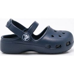 Crocs - Klapki dziecięce Crocs Karin. Niebieskie sandały dziewczęce Crocs, z materiału, z okrągłym noskiem. Za 129,90 zł.