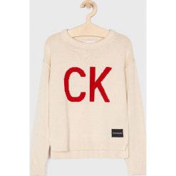 Calvin Klein Jeans - Sweter 140-176 cm. Białe swetry dziewczęce z bawełny, z okrągłym kołnierzem. W wyprzedaży za 299,90 zł.