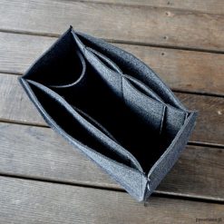 Filcowy organizer do torebki - grafitowy. Szare torebki klasyczne damskie marki Pakamera, bez wzorów, bez dodatków. Za 90,00 zł.