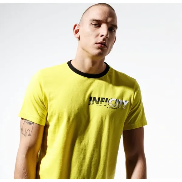 Confront Koszulka City Tee , żółty, rozmiar L. Żółte koszulki męskie Confront, m, bez wzorów, z bawełny, eleganckie, bez kołnierzyka, bez rękawów. W wyprzedaży za 47,99 zł.
