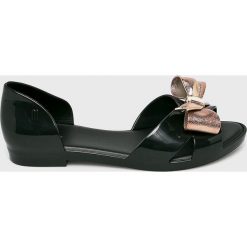 Melissa - Baleriny Seduction. Czarne baleriny damskie Melissa, bez wzorów, z materiału, bez obcasa. W wyprzedaży za 219,90 zł.