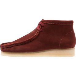 Clarks Originals WALLABEE Sznurowane obuwie sportowe nut brown. Pomarańczowe buty sportowe męskie marki Clarks Originals, ze skóry, na sznurówki. Za 719,00 zł.