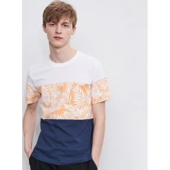 T-shirt z łączonych materiałów - Pomarańczowy. Pomarańczowe t-shirty męskie Reserved, s, bez wzorów, z materiału, bez kołnierzyka. W wyprzedaży za 19,99 zł.