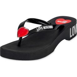 Sandały i Klapki Love Moschino. Czerwone klapki damskie Love Moschino, z napisami, bez obcasa. Za 460,00 zł.
