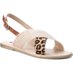 Sandały GUESS - FJLYN3 FAB03 LPD. Pomarańczowe klapki damskie Guess, w paski, ze skóry, bez obcasa, na obcasie. W wyprzedaży za 179,00 zł.