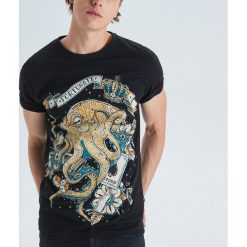 Koszulka z grafiką by Guacala kolekcja Tattoo - Czarny. Czarne koszulki męskie Cropp, s, bez wzorów, bez kołnierzyka, bez rękawów. Za 29,99 zł.