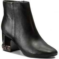 Botki GUESS - Bluesky FLBIC3 LEA09 BLACK. Czarne botki damskie na obcasie Guess, z materiału. W wyprzedaży za 419,00 zł.