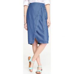 Spódnica regularna damska gładka. Niebieskie spódniczki damskie z jeansu, eleganckie, koszulowe. W wyprzedaży za 89,99 zł.