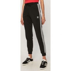Adidas Originals - Spodnie. Czarne spodnie damskie adidas Originals, z bawełny. Za 199,90 zł.