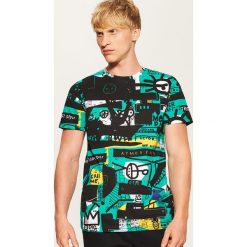 T-shirt z nadrukiem all over - Wielobarwny. T-shirty męskie House, s, z nadrukiem, bez kołnierzyka. Za 49,99 zł.