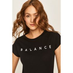 Answear - T-shirt. Czarne bluzki damskie ANSWEAR, s, z nadrukiem, z bawełny, casualowe, z okrągłym kołnierzem. W wyprzedaży za 49,90 zł.