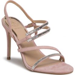 Sandały GUESS - Kaden FL6KAN SUE03 LPINK. Różowe klapki damskie Guess, z aplikacjami, z zamszu, bez obcasa, na obcasie. W wyprzedaży za 549,00 zł.