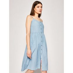 Sukienka jeansowa Tommy Jeans Chambray DW0DW07918. Niebieskie sukienki damskie Tommy Jeans, na lato, m, bez wzorów, z bawełny, bez kołnierzyka, bez rękawów. W wyprzedaży za 399,00 zł.