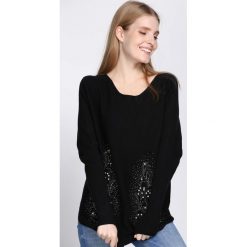 Czarny Sweter Fantasma. Czarne swetry klasyczne damskie Born2be, m, z okrągłym kołnierzem. Za 74,99 zł.
