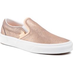 Tenisówki VANS - Classic Slip-On VN0A4BV3T611 Rose Gold/Rose Gold. Różowe półbuty damskie Vans, bez wzorów, ze skóry, bez zapięcia. W wyprzedaży za 249,00 zł.