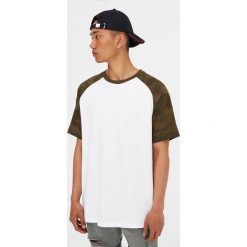 Koszulka Join Life z dresowej dzianiny z kontrastowymi rękawami. Zielone koszulki męskie Pull&Bear, m, bez wzorów, z dzianiny, z kontrastowym kołnierzykiem, z krótkim rękawem, krótkie. Za 39,90 zł.