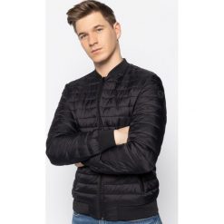 Kurtka bomber Trussardi Jeans Matt Light 52S00437. Czarne kurtki męskie Trussardi Jeans, s, bez wzorów, z jeansu, bez kaptura. W wyprzedaży za 659,00 zł.