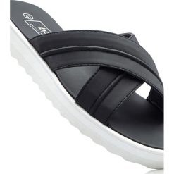 Klapki bonprix czarny. Czarne klapki damskie bonprix, bez wzorów, bez obcasa. Za 54,99 zł.